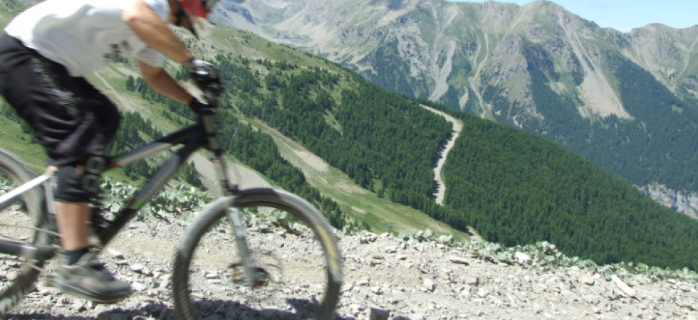 Foto di repertorio Scivola per 50 metri in un canalone, paura per un giovane biker